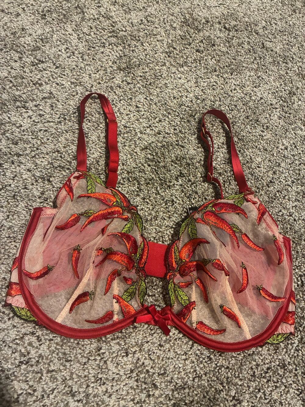 Victoria’s Secret bra very sexy low cut Demi 32DDD red pepper design